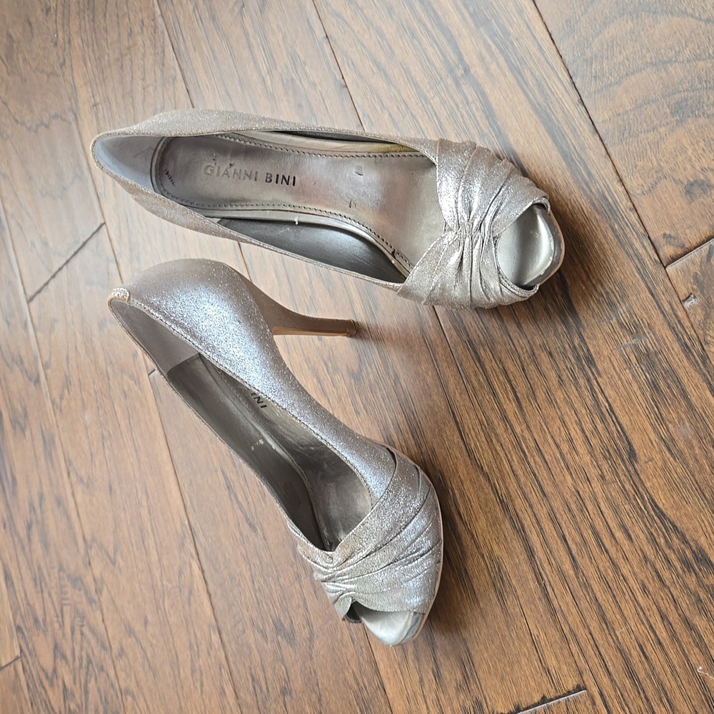Gianni Bini Silver Heels 6.5
